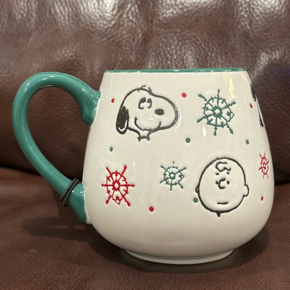 Snoopy Charlie Brown Lucy & Snowflakes Tear Drop Style Peanuts Christmas Mug - Picture 6 of 10